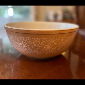 Vintage Pyrex Woodland Casserole. Large size. In very good condition.